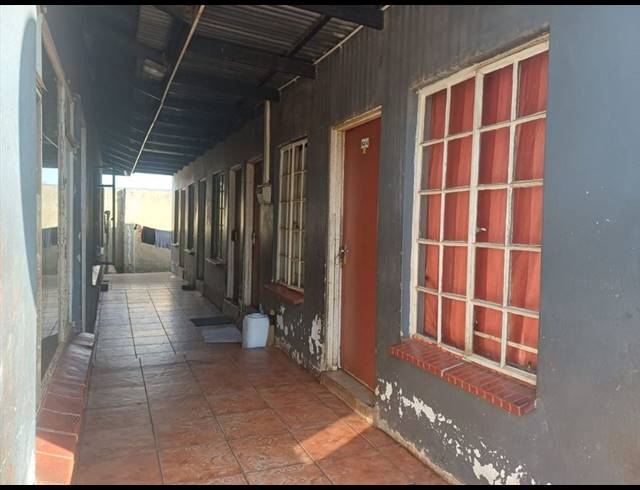 18 BEDROOM HOUSE FOR SALE IN KEMPTON PARK EXT 2